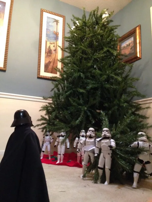 Star Wars' Stormtroopers Set up Christmas Tree - Business Insider