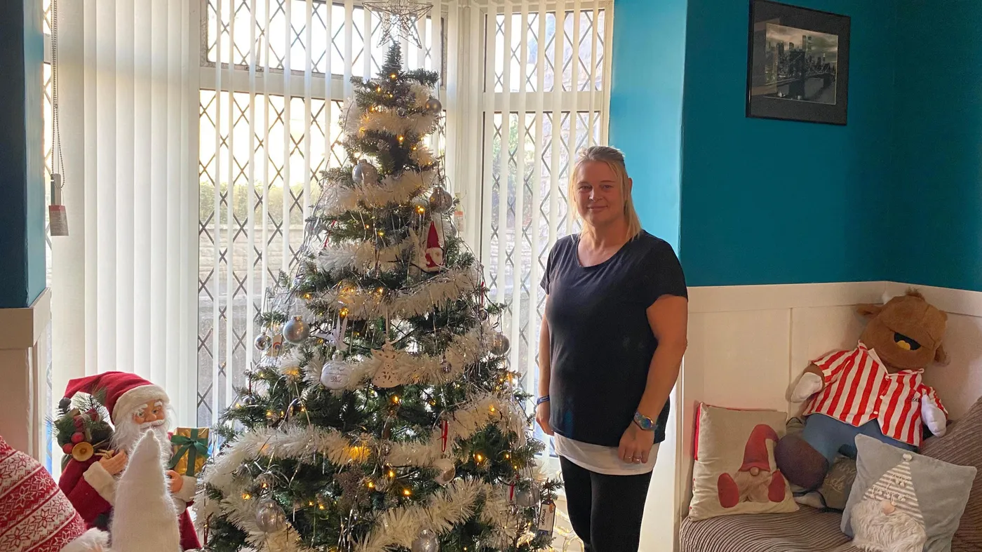 Street woman faces backlash for putting Christmas tree up early - BBC News