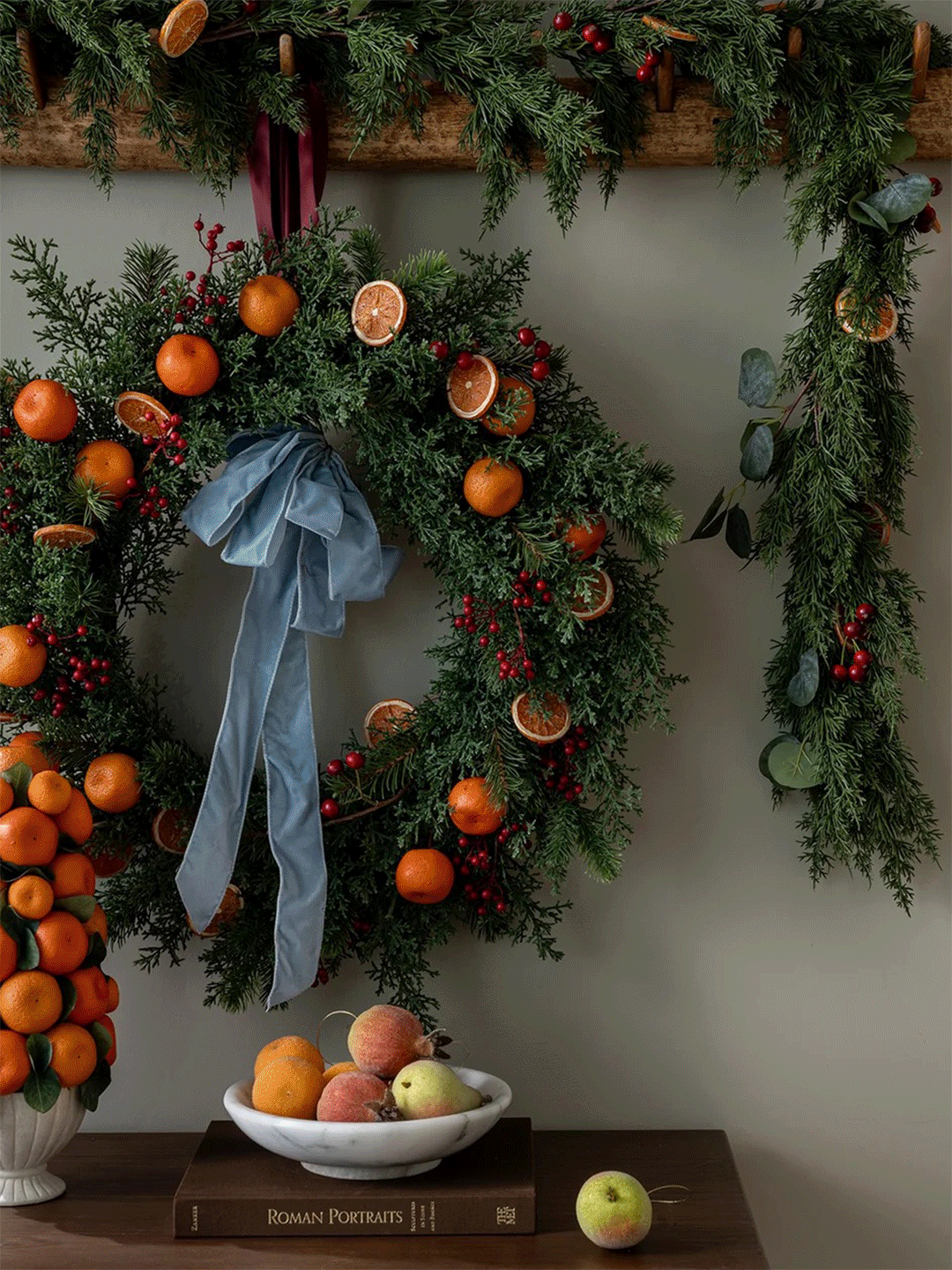 The Best Holiday Wreaths, From Minimalist Minis to a Festive Fever Dream |  domino