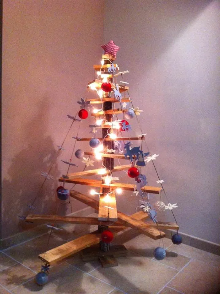 The best selection of Christmas Trees from Upcycled Pallets • 1001 Pallets