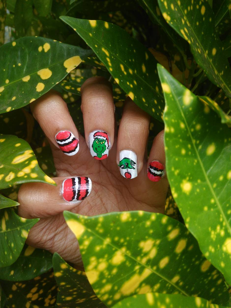 The Grinch nail art