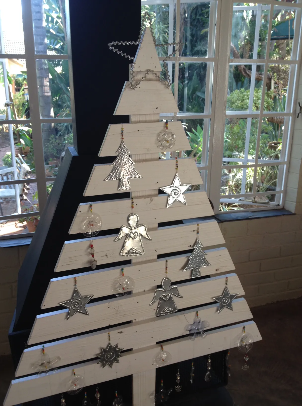 The Pallet Wood Christmas Tree and the Art Studio re-invented….. – wine and wild dogs