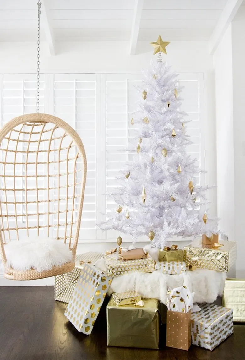 These White Christmas Tree Ideas Will Make Your Yuletide Light And Bright