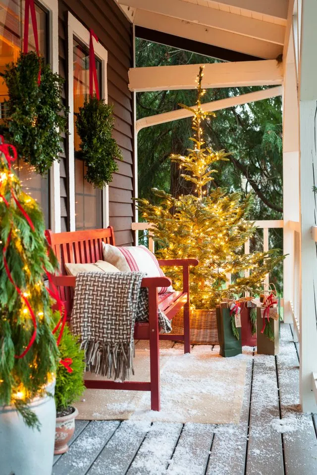 This Simple Decorating Trick Instantly Adds '90s Christmas Charm to Your Home - AOL