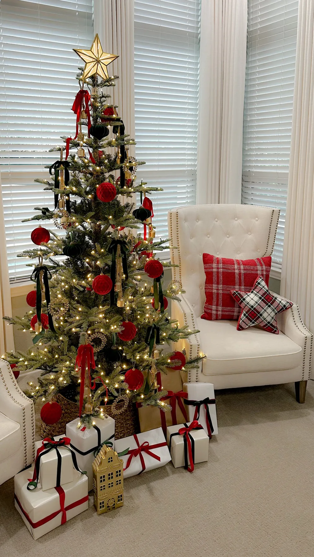 This Year's Christmas Tree Decorating Trends: Simple, Retro, and Timeless - Roxy Home Living