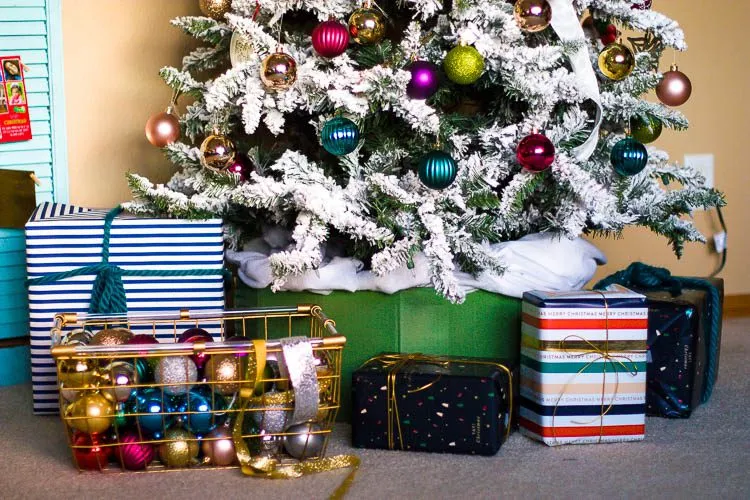 Thrifty And Colorful Christmas Decor Ideas In The Living Room - Small Stuff  Counts
