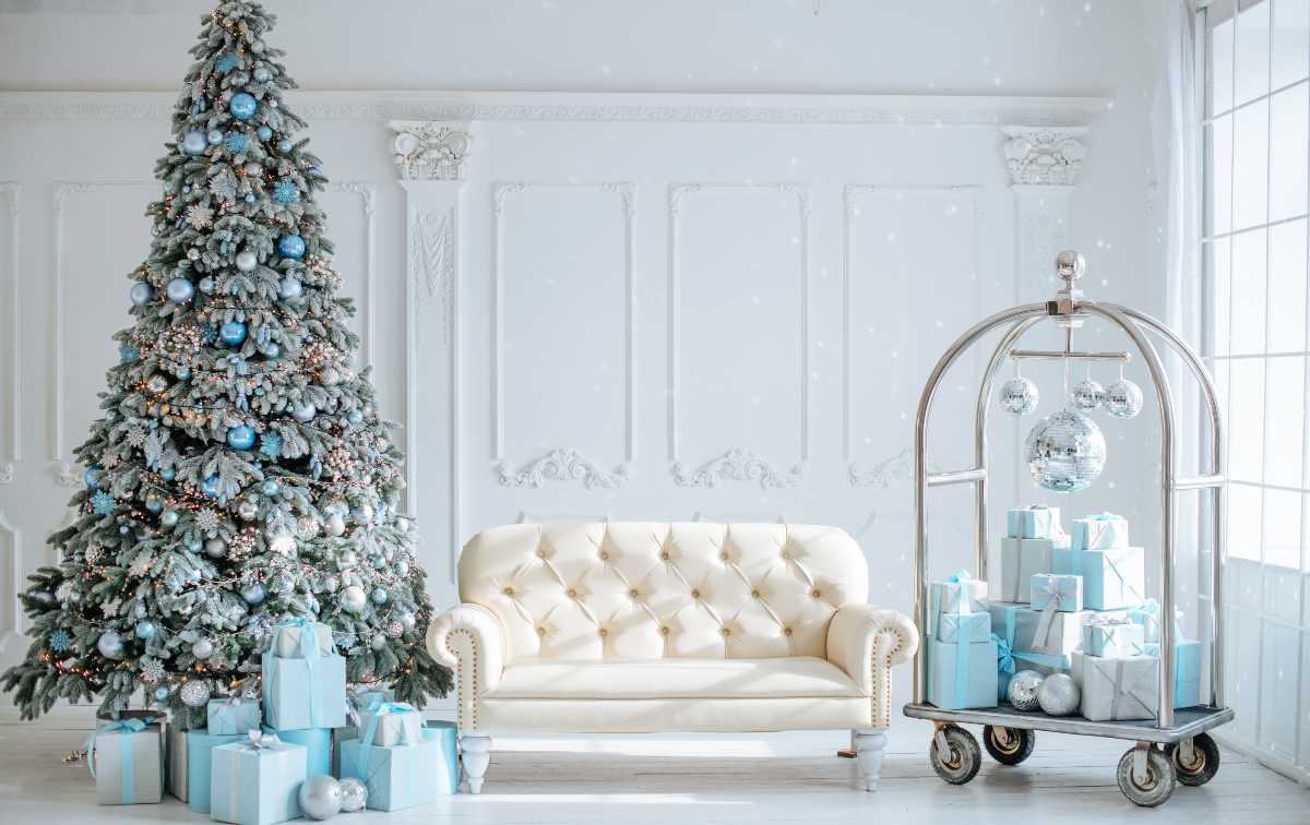 Timeless monochromatic Christmas tree decorations for a simpler aesthetic - Cultura Colectiva