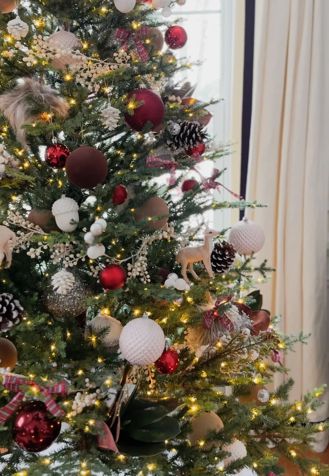 Traditional Red & Green Christmas Decor: A Timeless Look for Traditional Red and Green Decorative Hanging