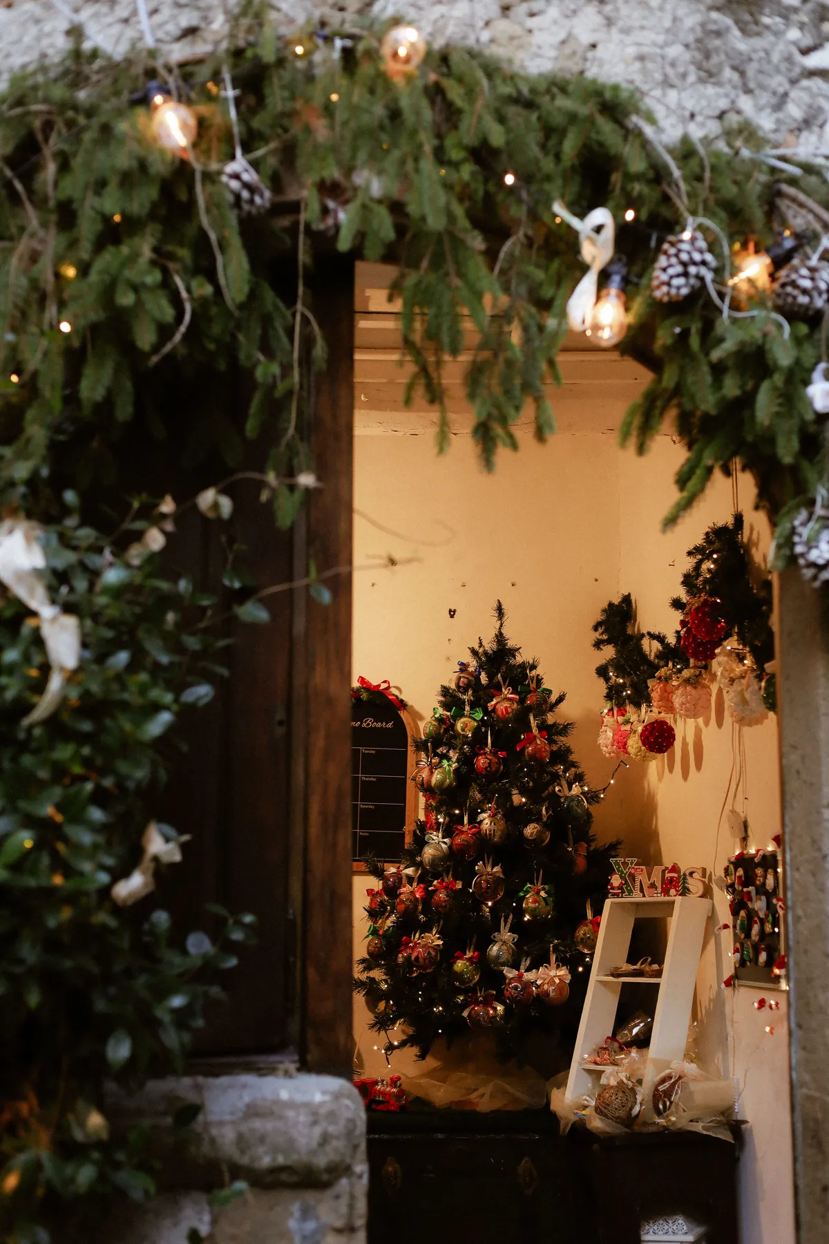 Warm and charming holiday interior with a beautifully decorated Christmas tree and festive decor.