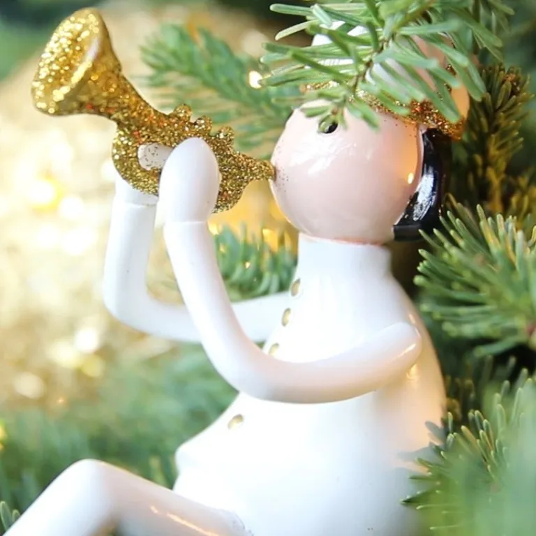 Watch how this iconic Hong Kong five-star hotel decorates a Christmas tree  | South China Morning Post