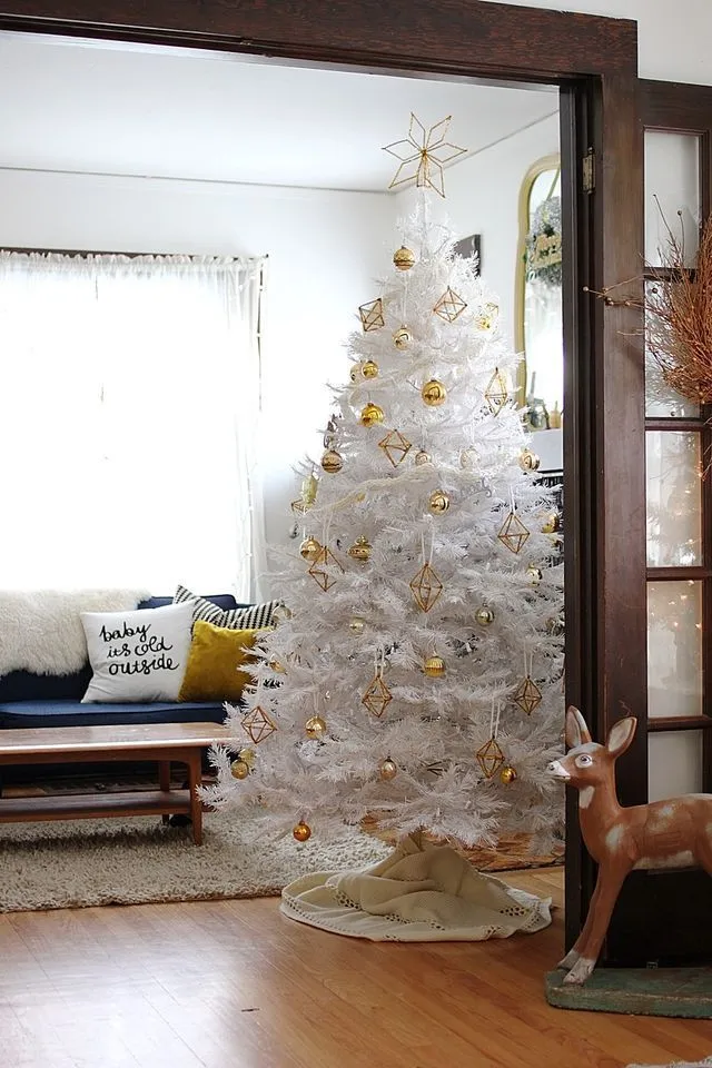 white & pink christmas tree – @pazlemongrass on Tumblr